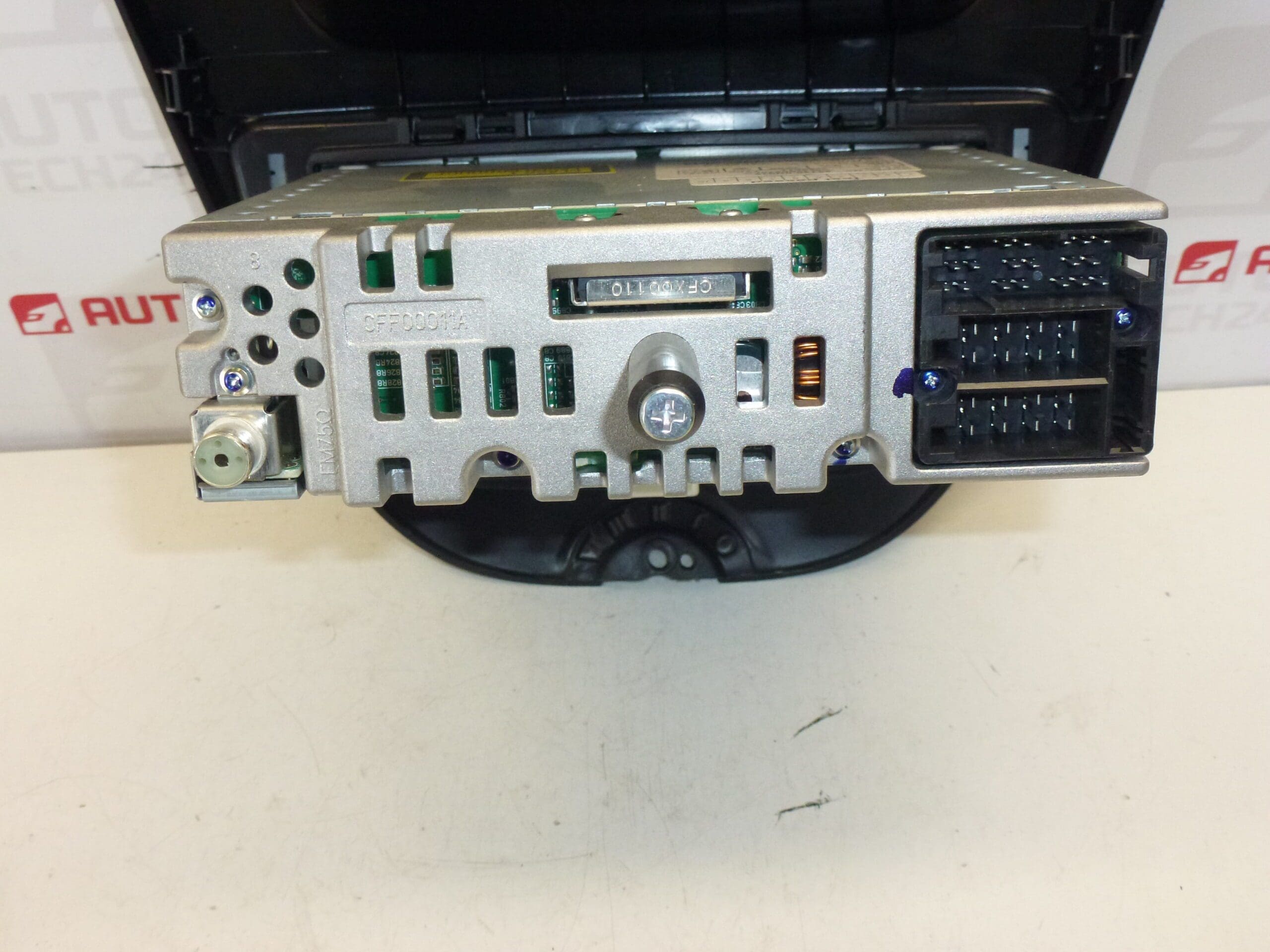 Radio Clarion con CD para Citroën C1 y Peugeot 107 - Imagen 2