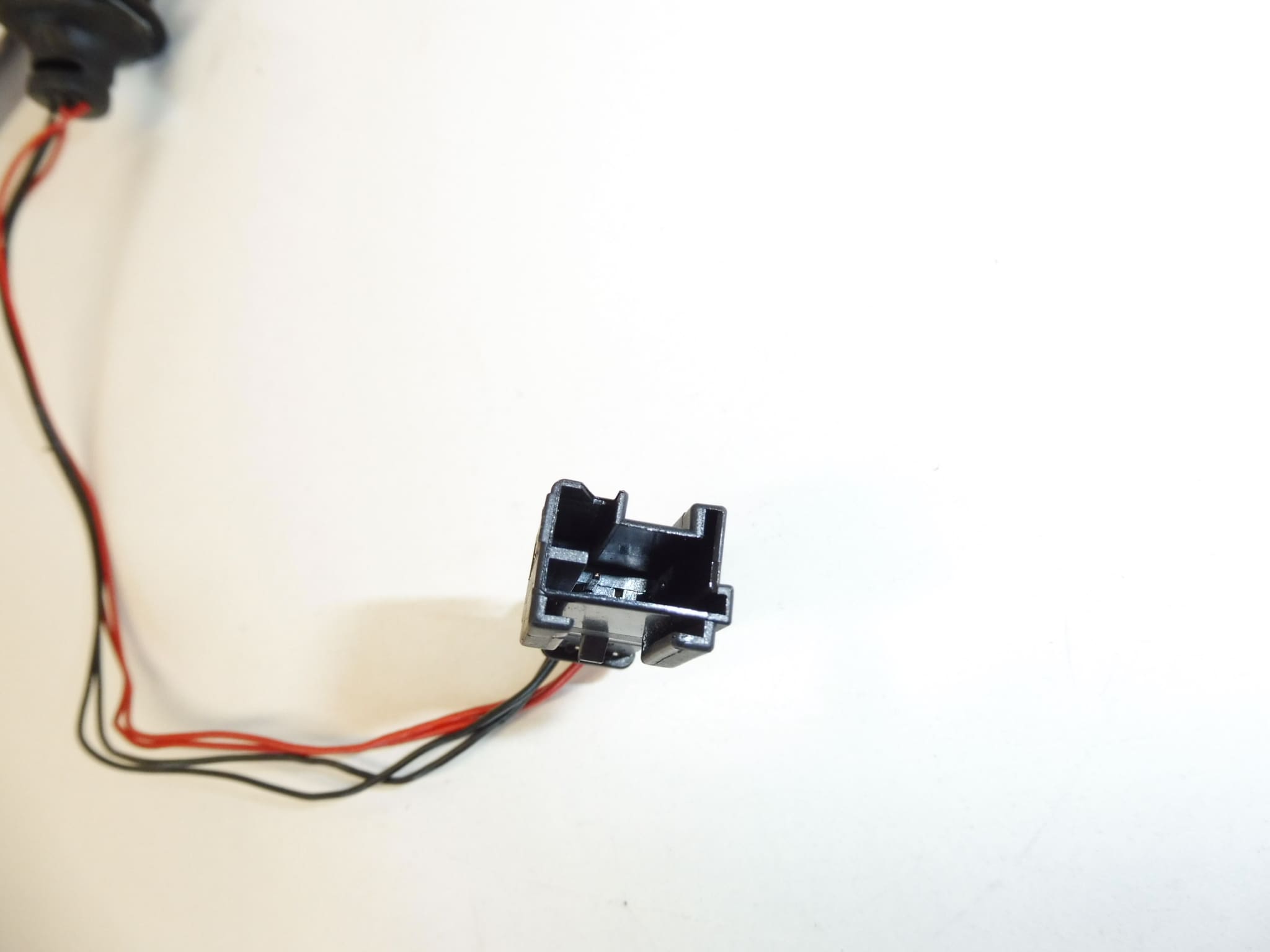 Tercera luz de freno Peugeot 307 CC — repuesto usado — ref. 9641298880 / 6350W5 / 6351R8 - Imagen 2