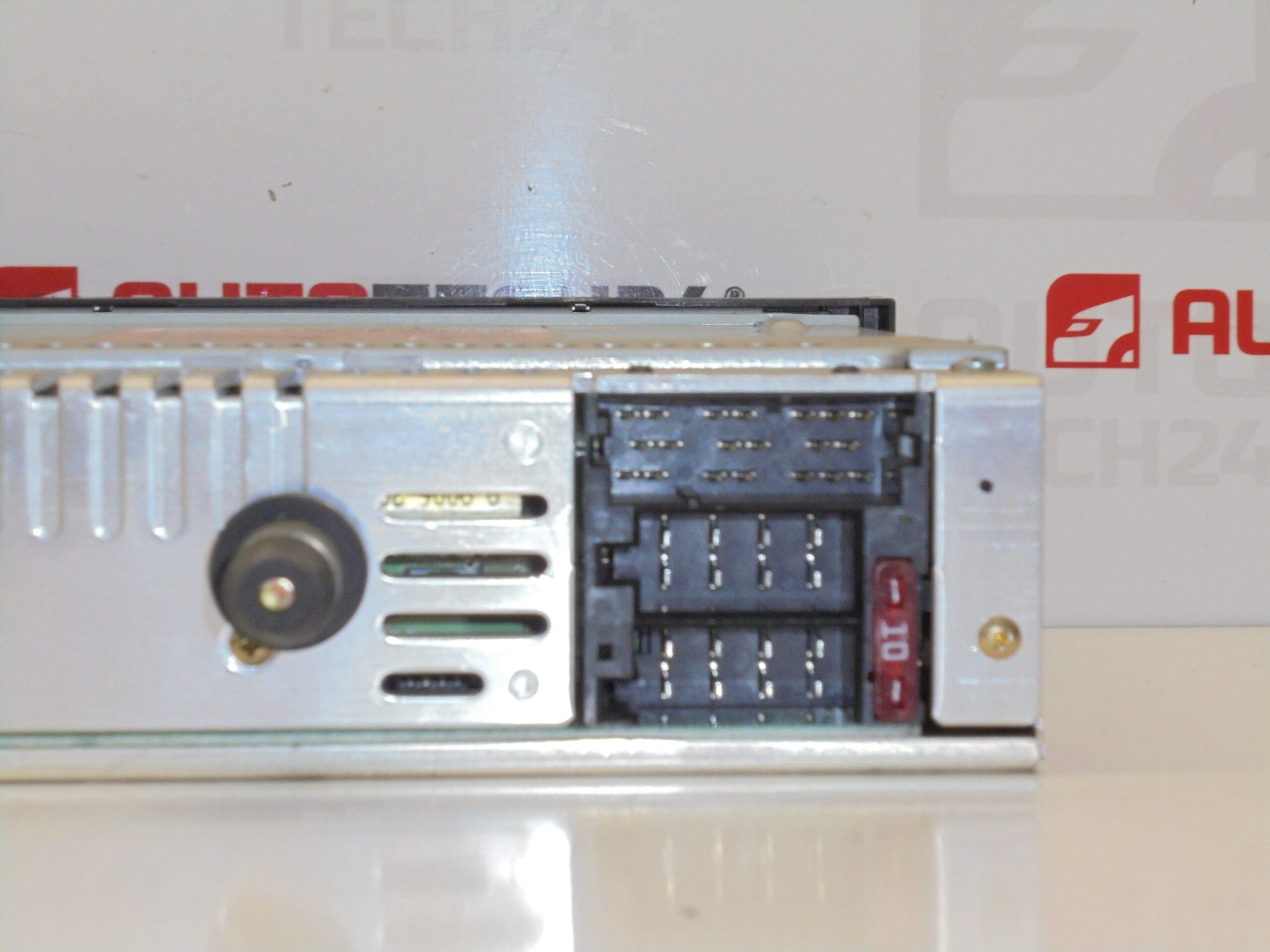 Radio de coche con CD Clarion PU-2471D para PSA (Citroën, Peugeot) 96565725XT - Imagen 2