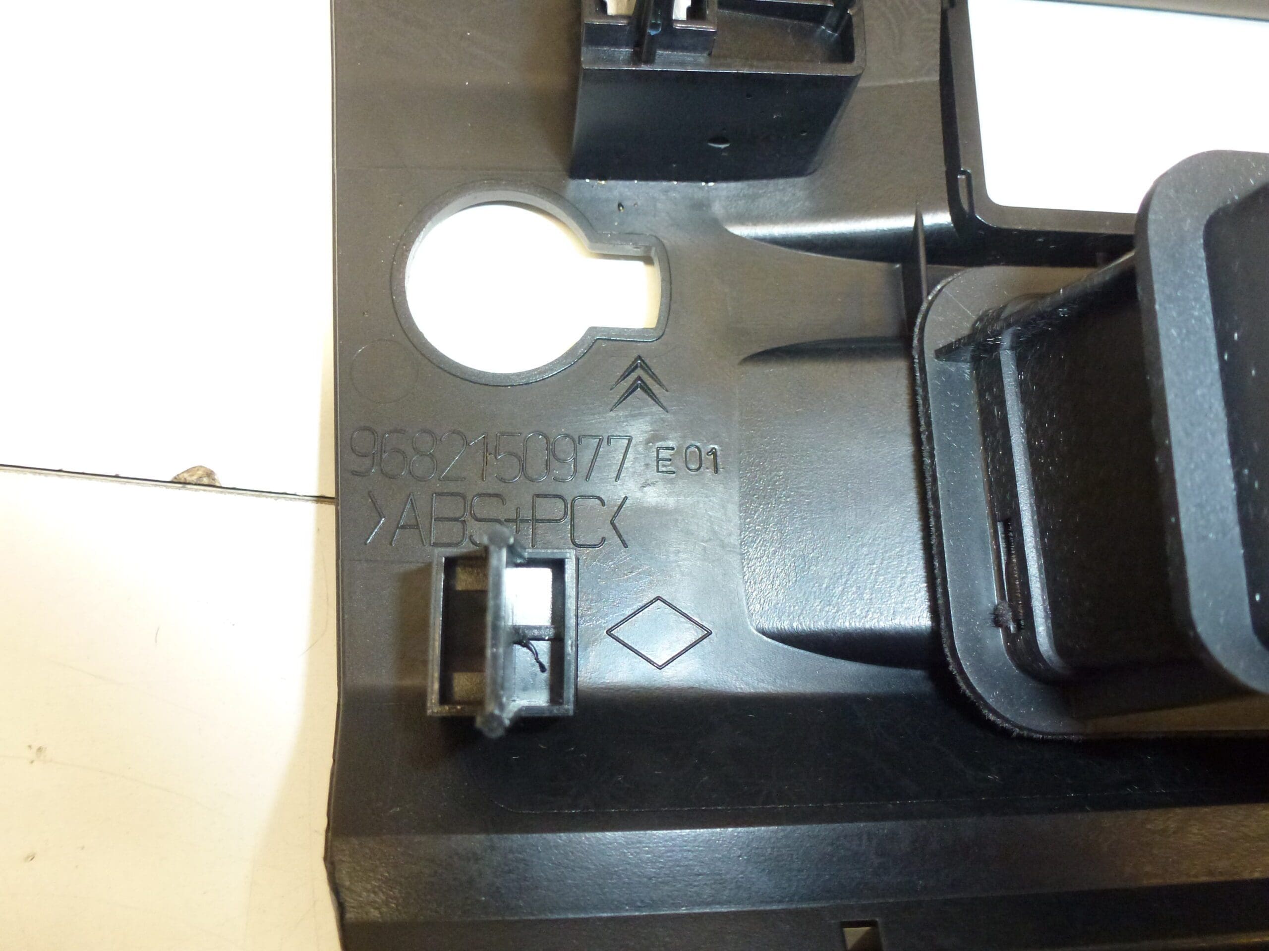 Marco central Citroën C4 9682150977 8212YA - Imagen 2