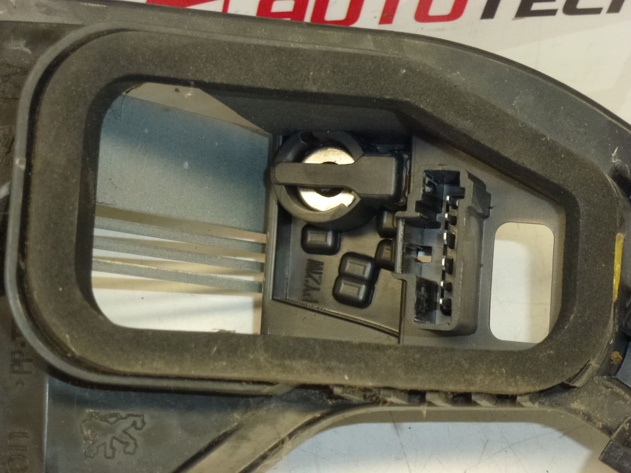 Portalámparas para la luz trasera izquierda Peugeot 207 6350Y7 - Imagen 2