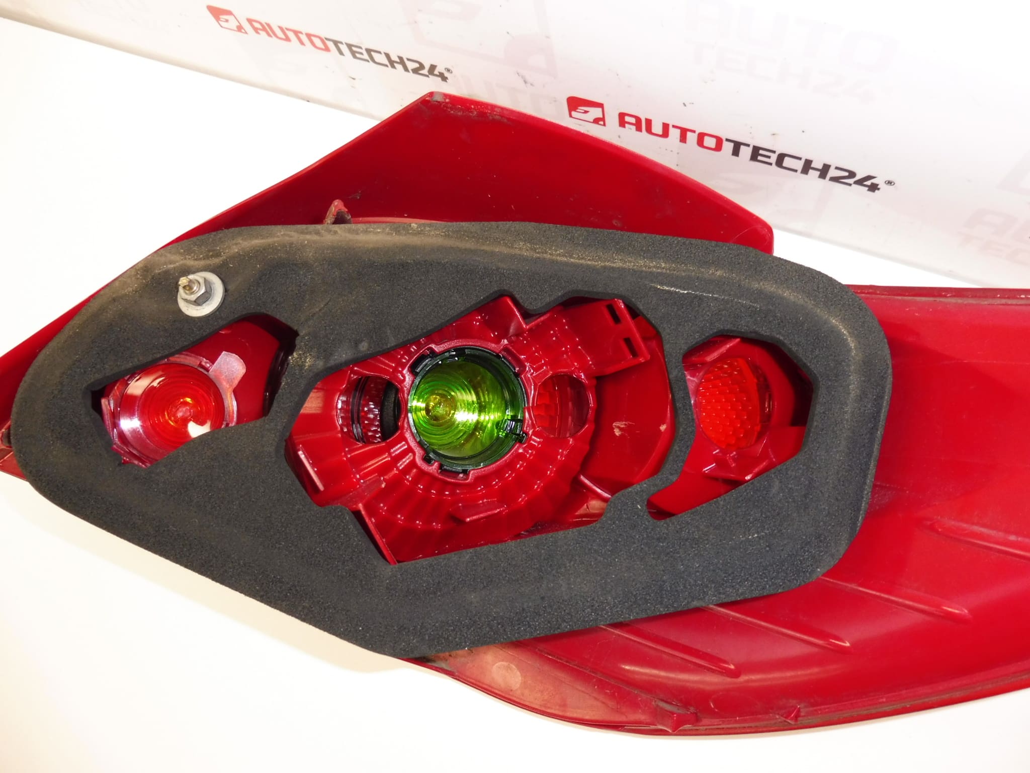 Piloto trasero izquierdo Peugeot 307 557676 6350X0 - Imagen 2