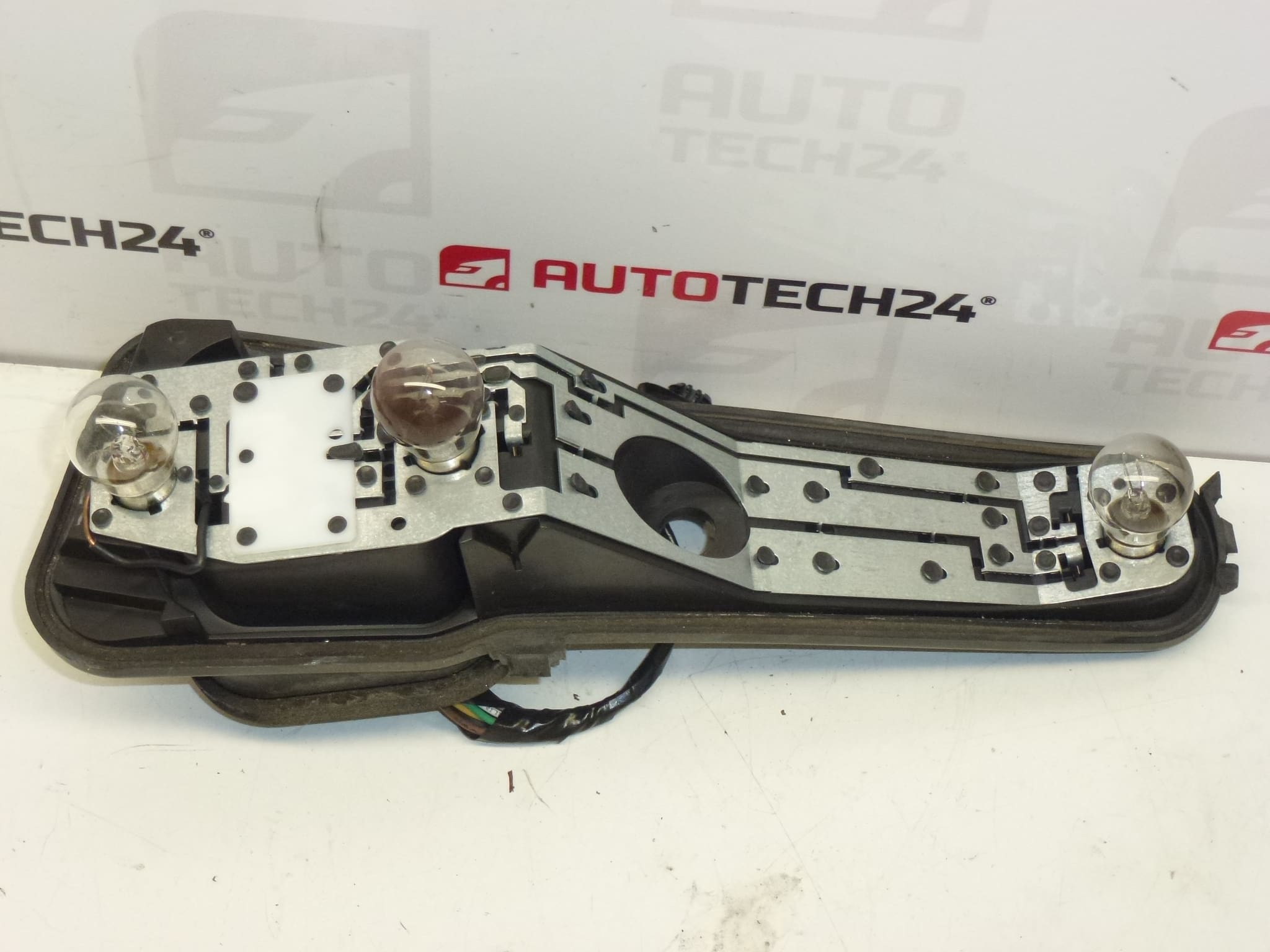 Base del piloto trasero derecho para Peugeot 206 Combi 6351R4 con cableado - Imagen 2