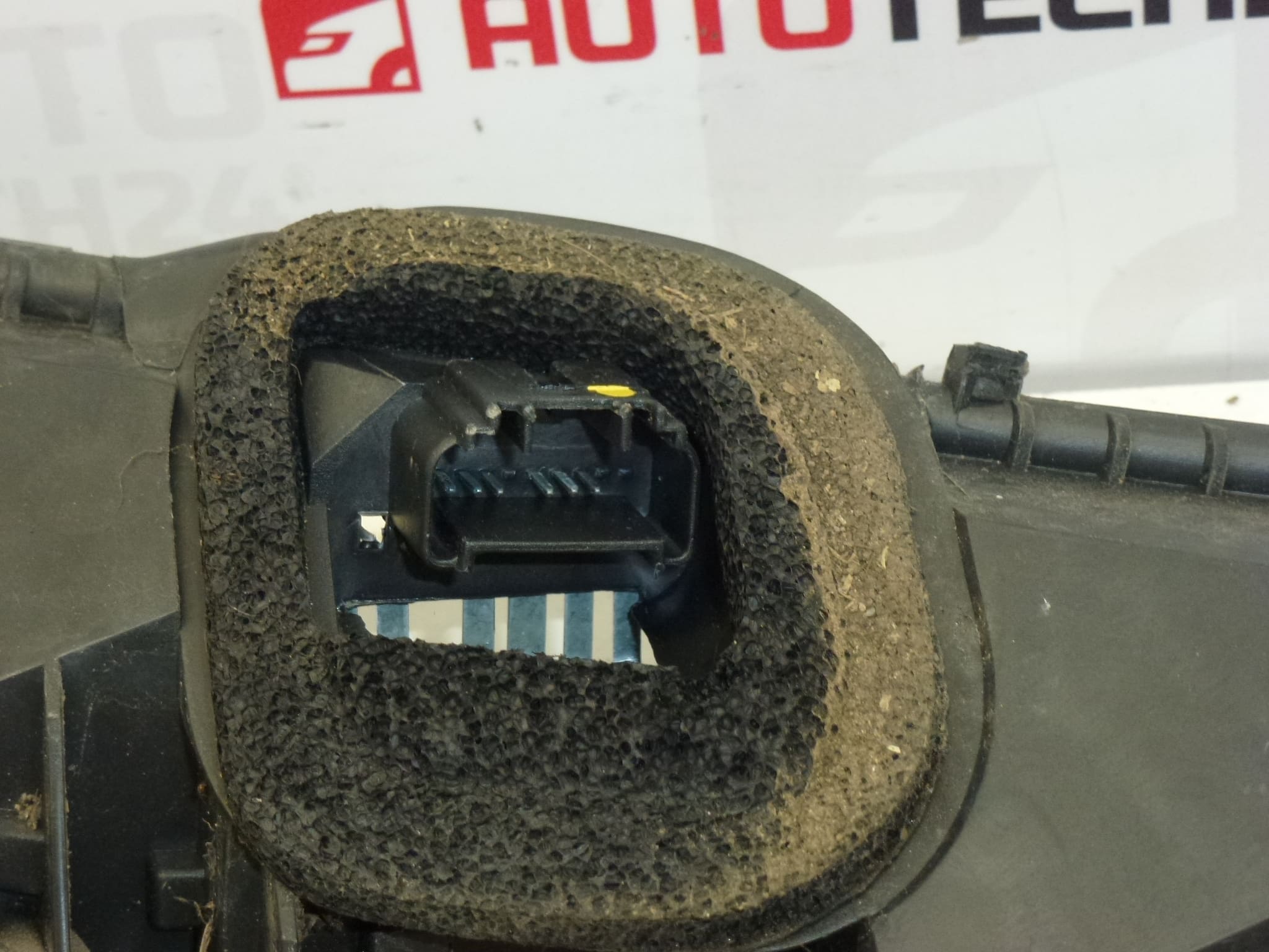 Base del piloto trasero izquierdo para Citroën C1 / Peugeot 107 - 634686 - Imagen 2