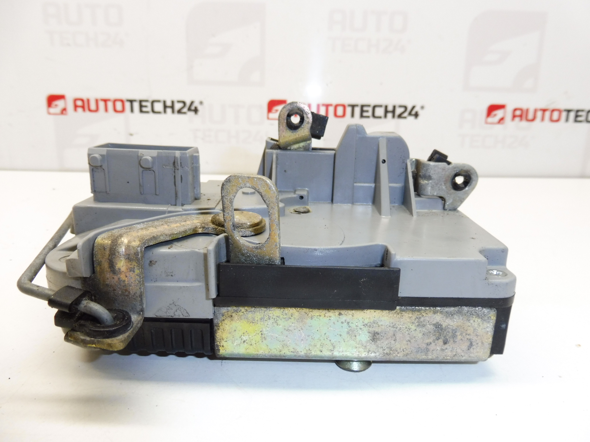 Cerradura puerta derecha Peugeot 206 conector cuadrado 9136J1