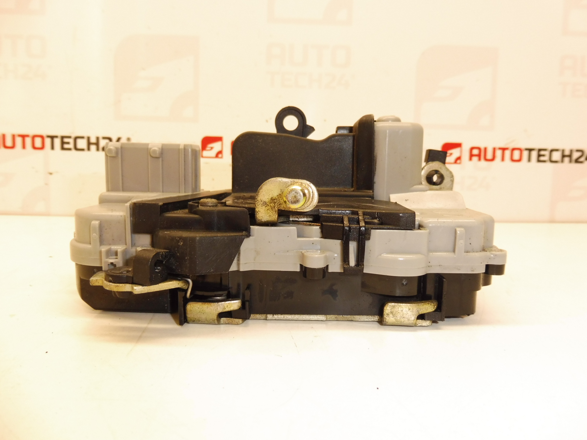 Cerradura puerta delantera derecha Citroën Xsara Picasso conector cuadrado 9136J3