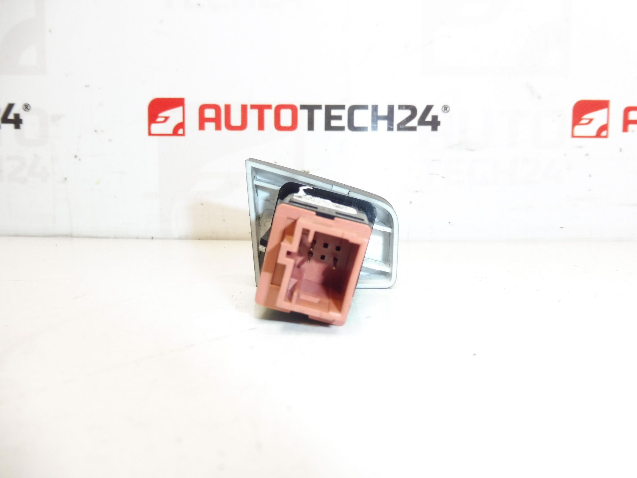 Interruptor de luces de emergencia Citroën C-Elysée / Peugeot 301 96765876ZD - Imagen 2