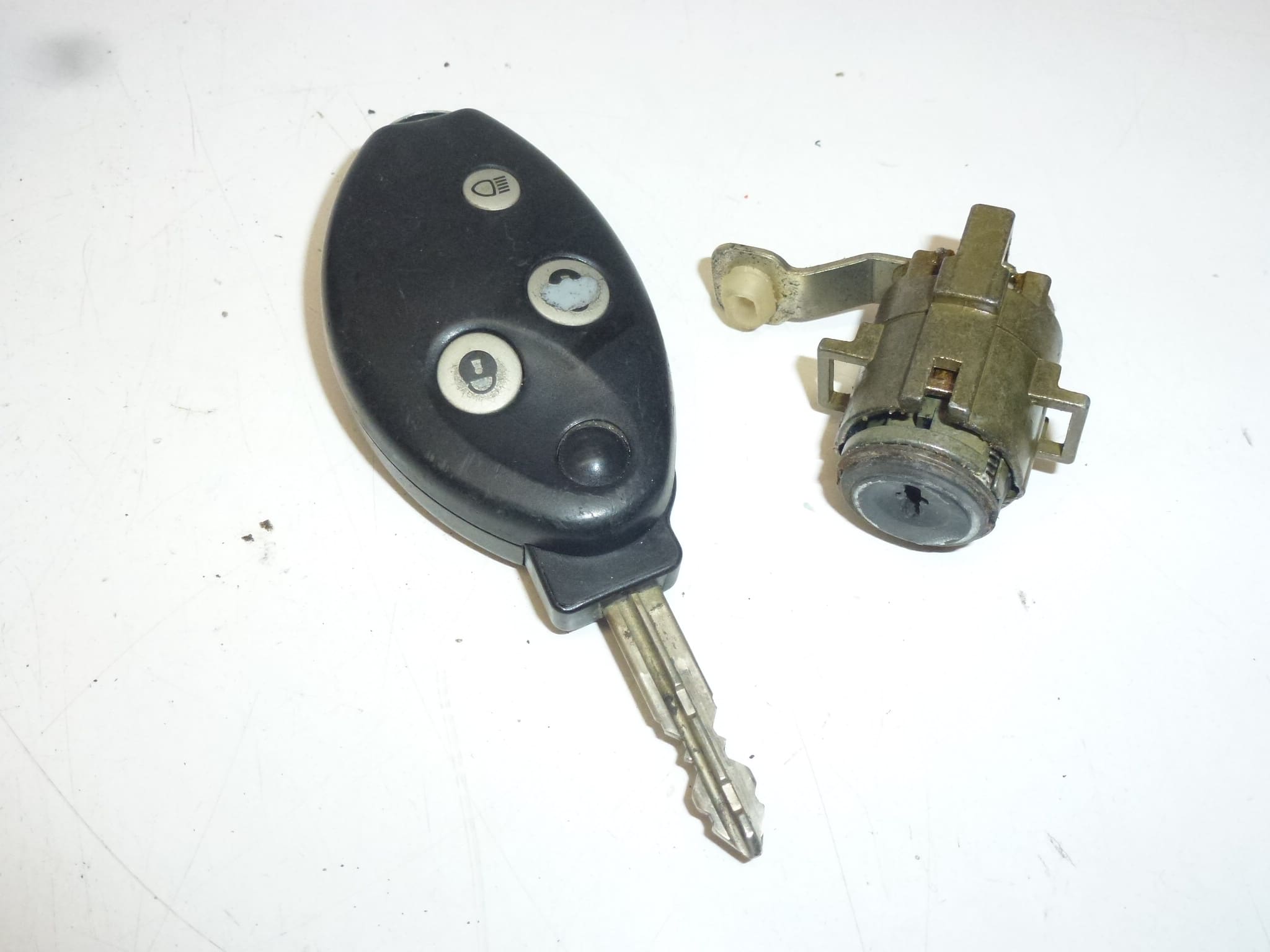 Juego de cerraduras con 1 llave y mando a distancia para Citroën C5 (2005-2007) 4162HE - Imagen 2