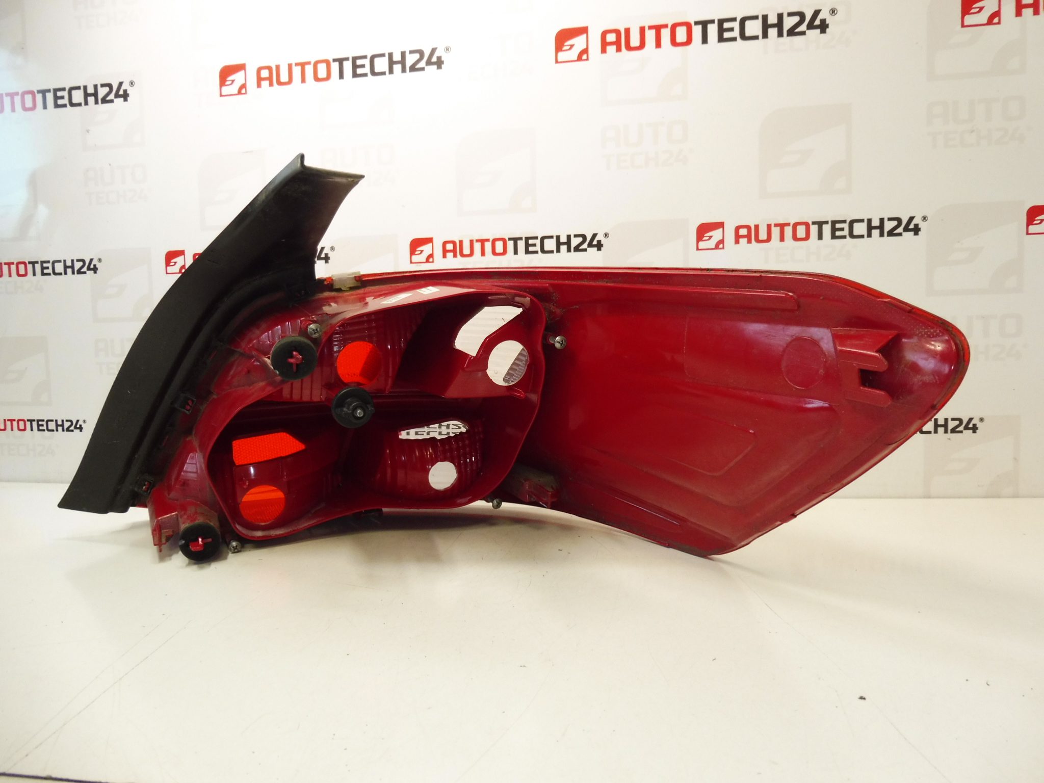 Piloto trasero izquierdo Peugeot 301 9674807780 - Imagen 2