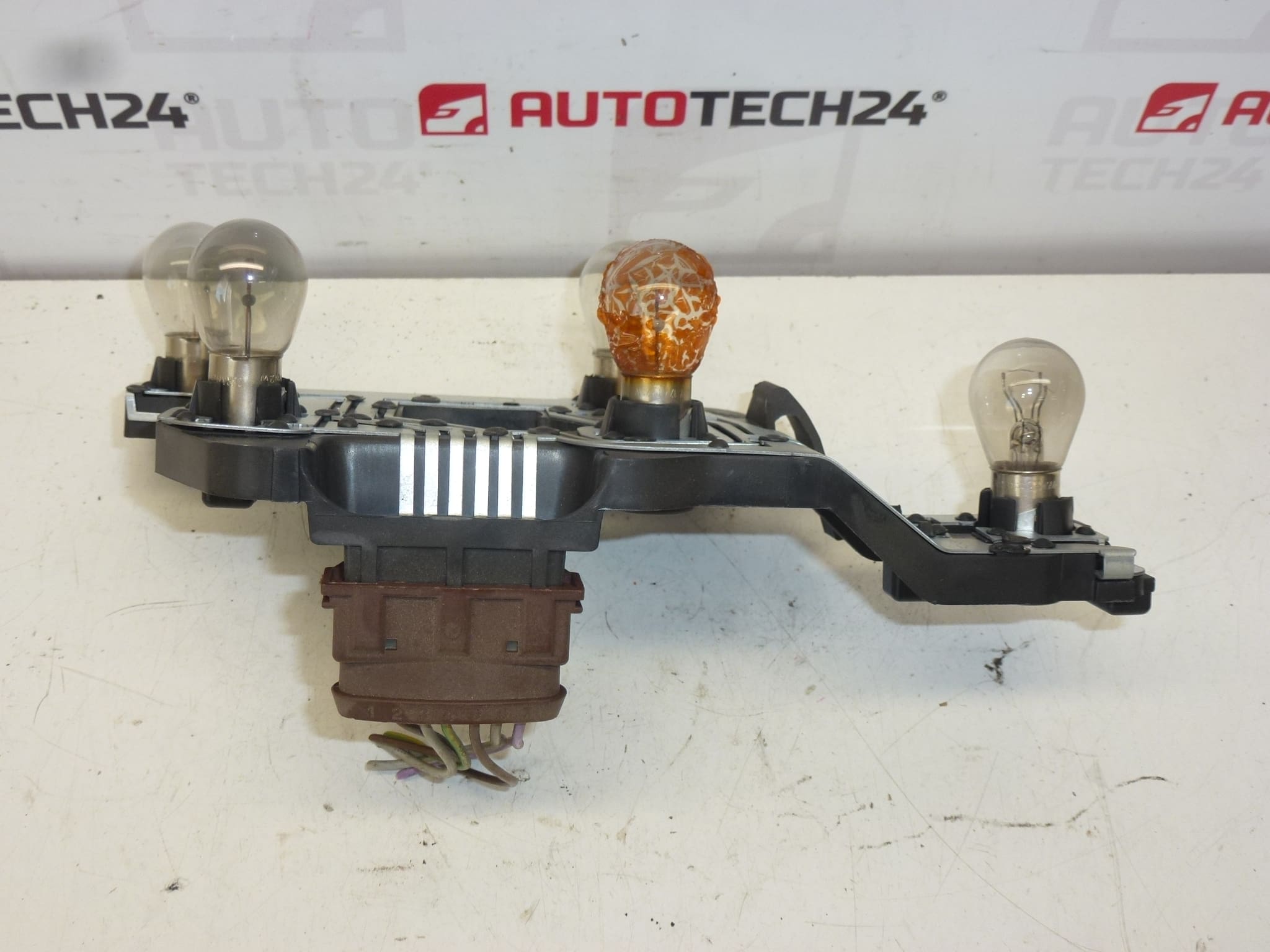 Base del portalámparas del piloto trasero izquierdo con cableado para Citroën Xsara 6350P0 - Imagen 2