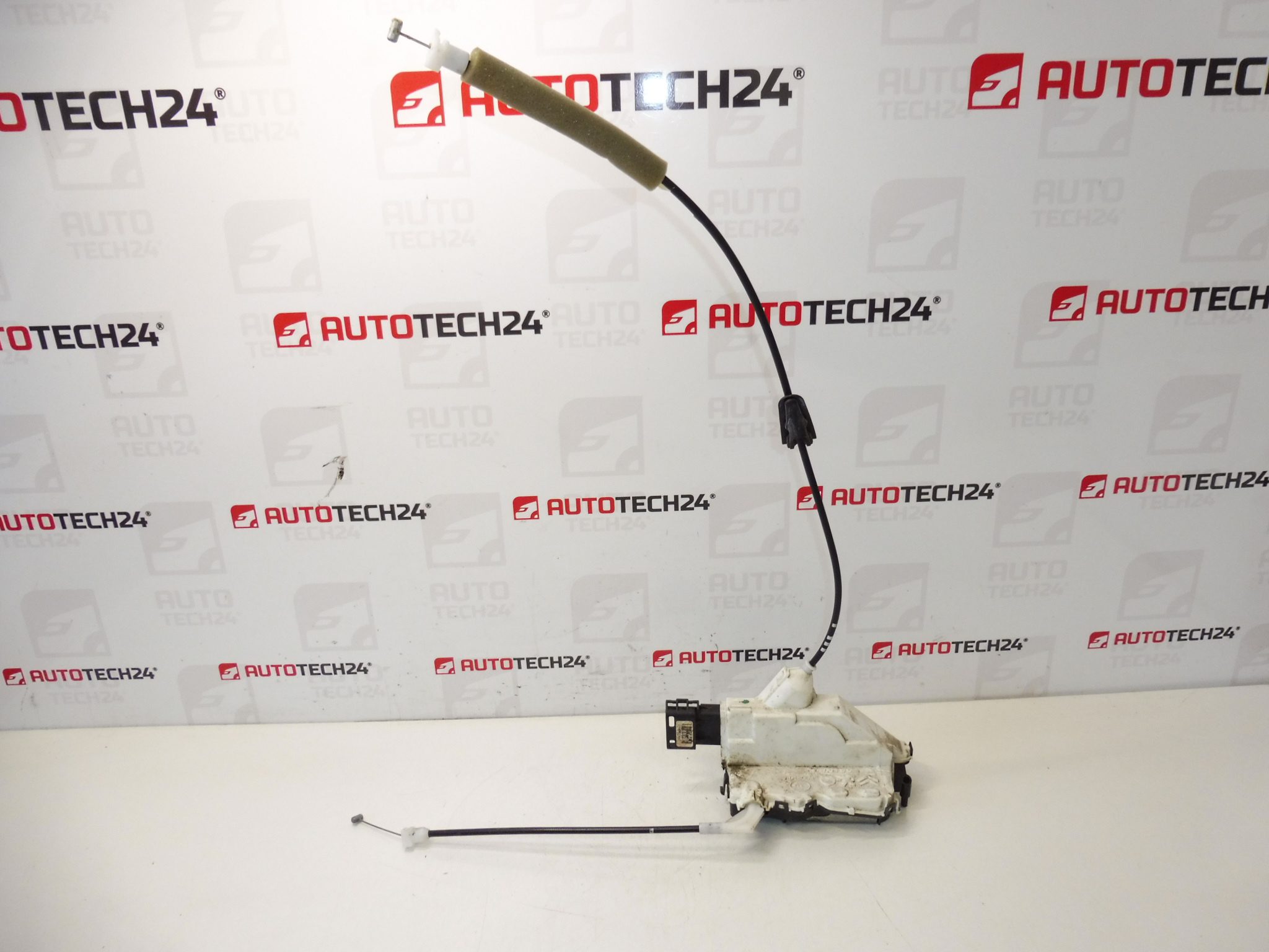 Lock de puerta trasera izquierda de Peugeot 308 006173 A04993