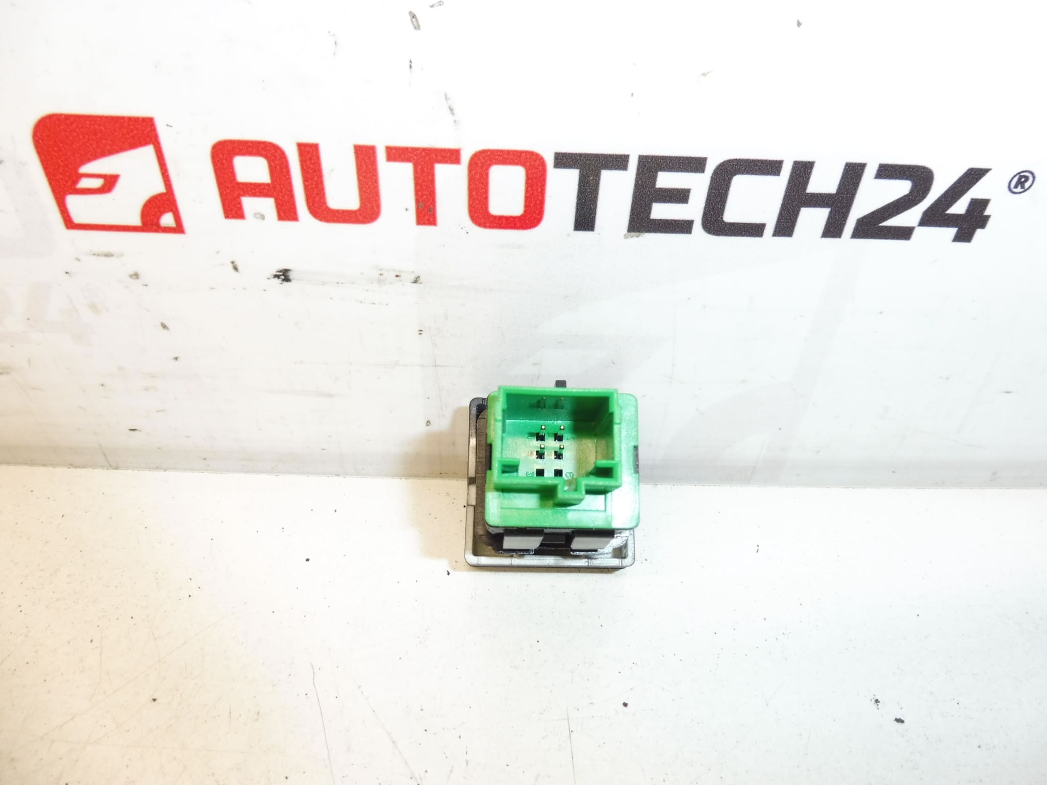 Interruptor de cierre centralizado para Citroën y Peugeot 96582880XT 6490E1 - Imagen 2