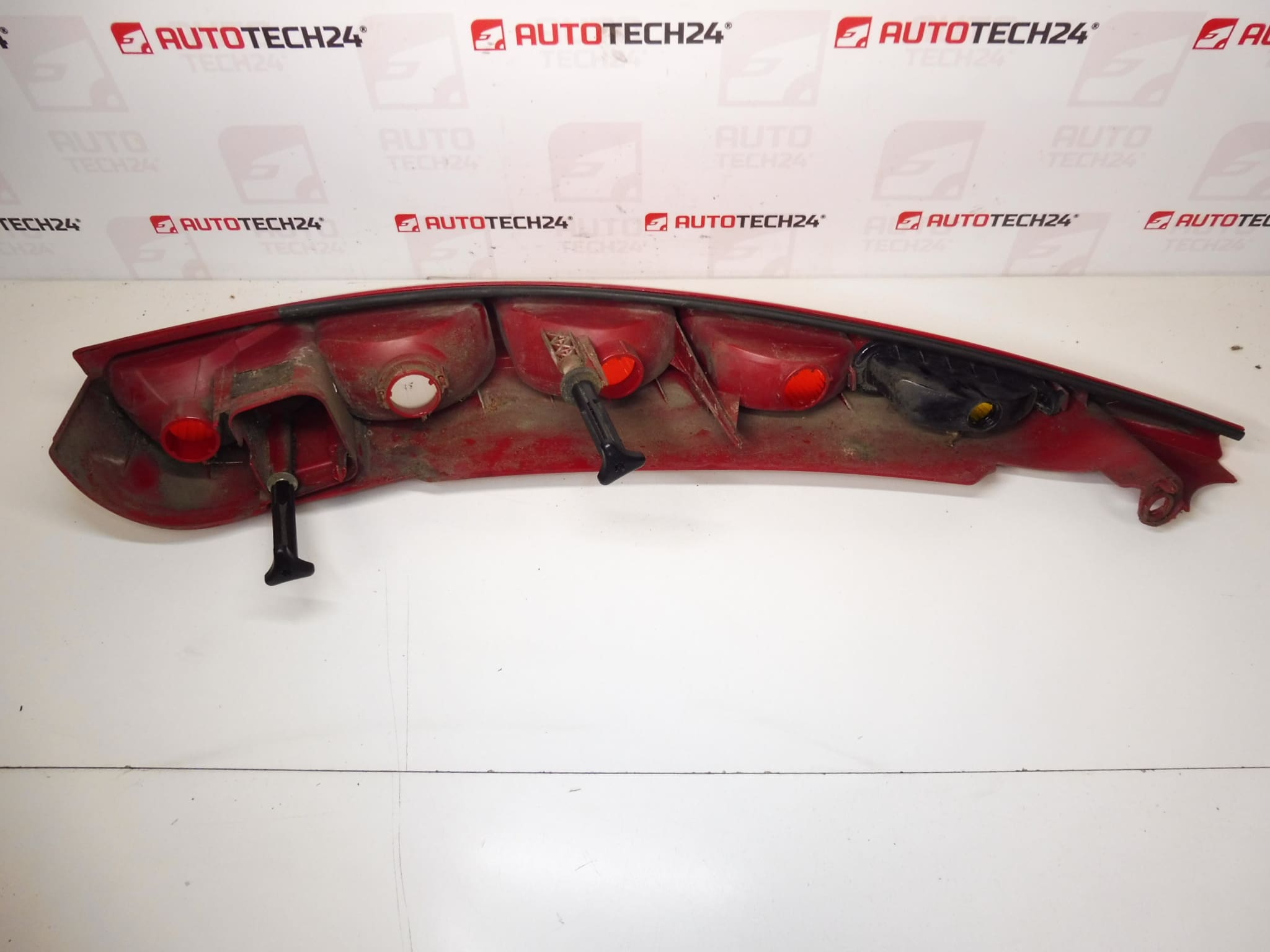 Luz trasera derecha Citroën C8 6351CZ - Imagen 2