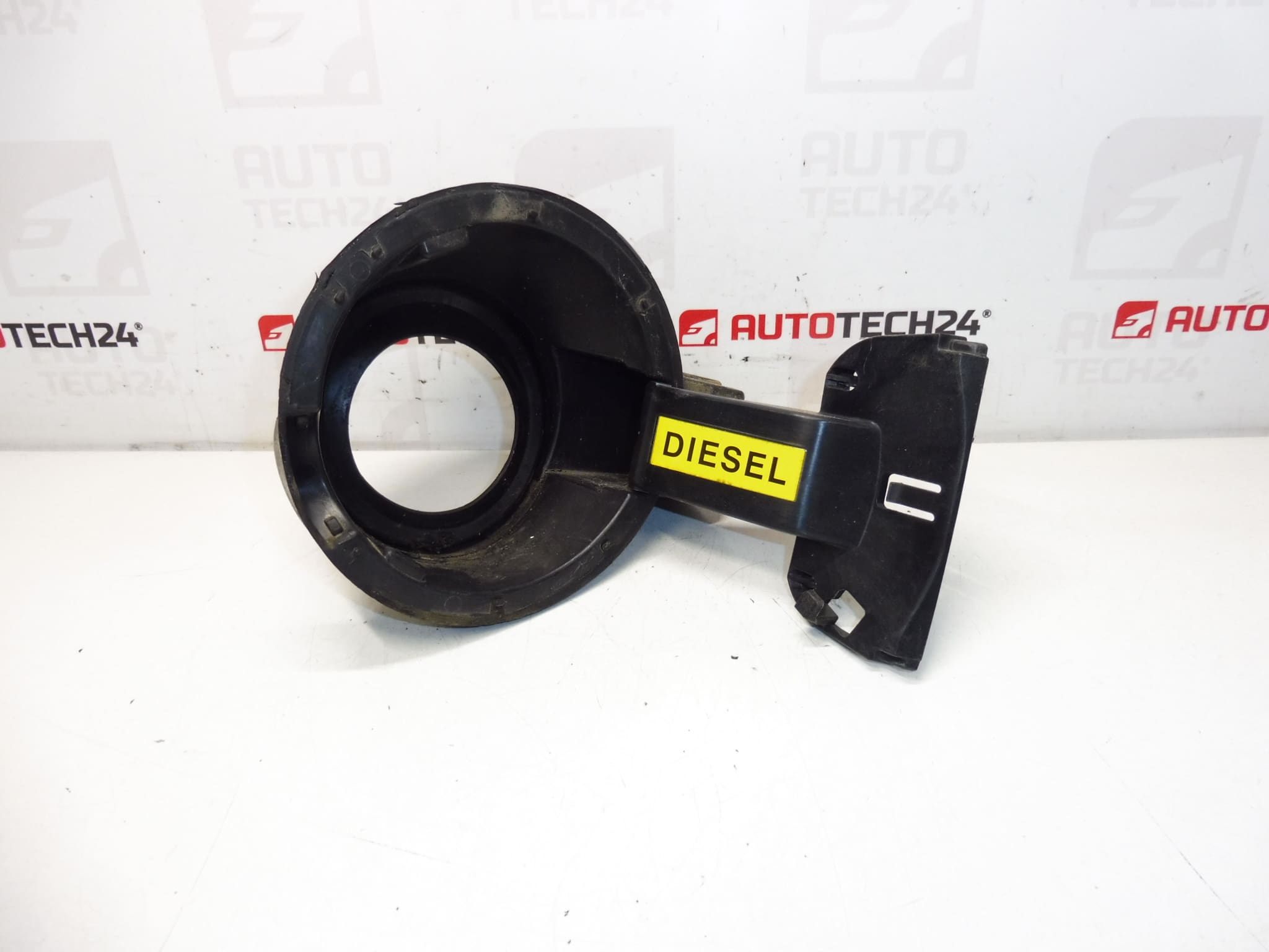 Boca de llenado del depósito de combustible Peugeot 3008 9682803280 1517E2