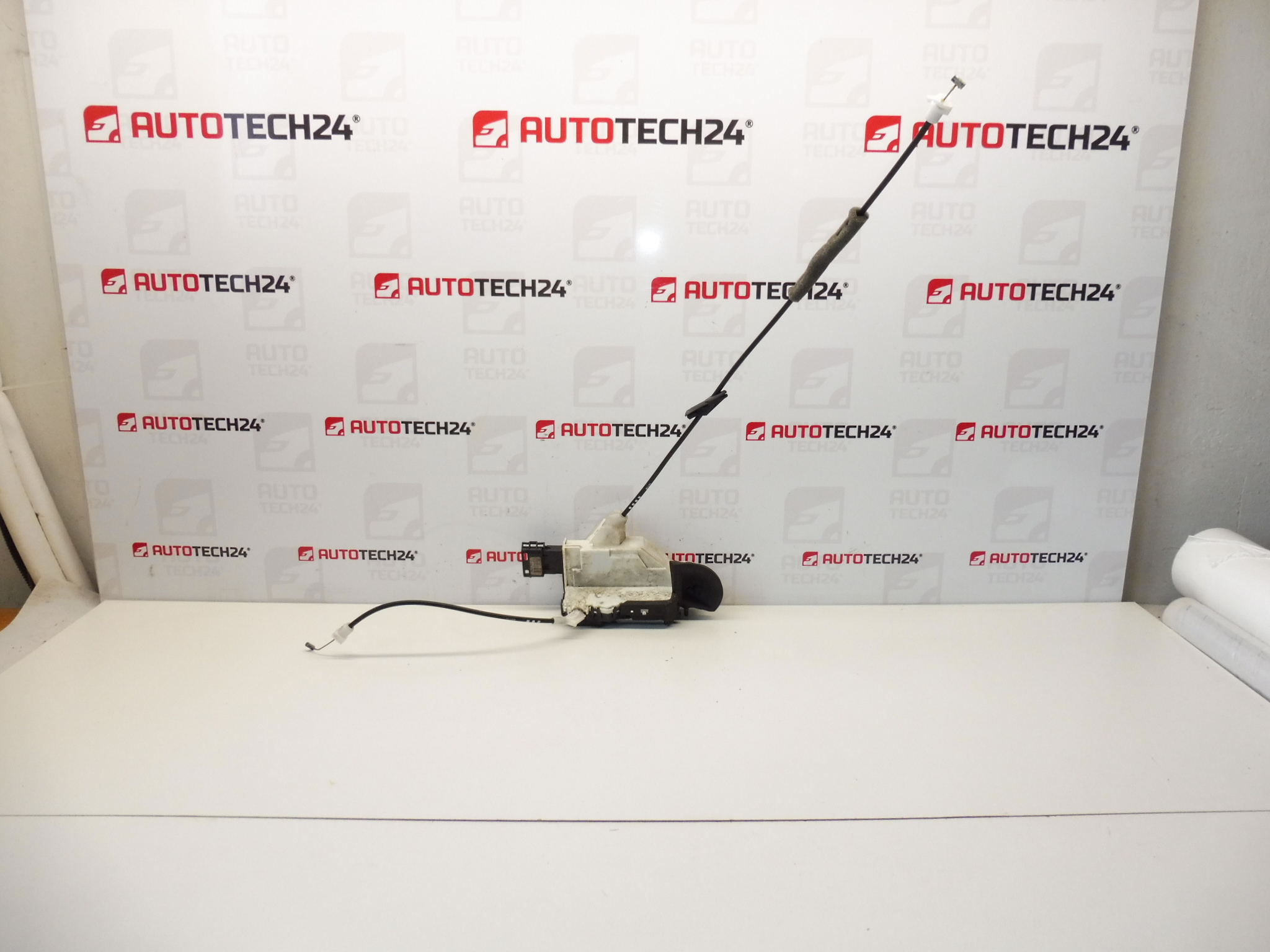 Cerradura de la puerta delantera izquierda Peugeot 308 9135GZ A04001 732075