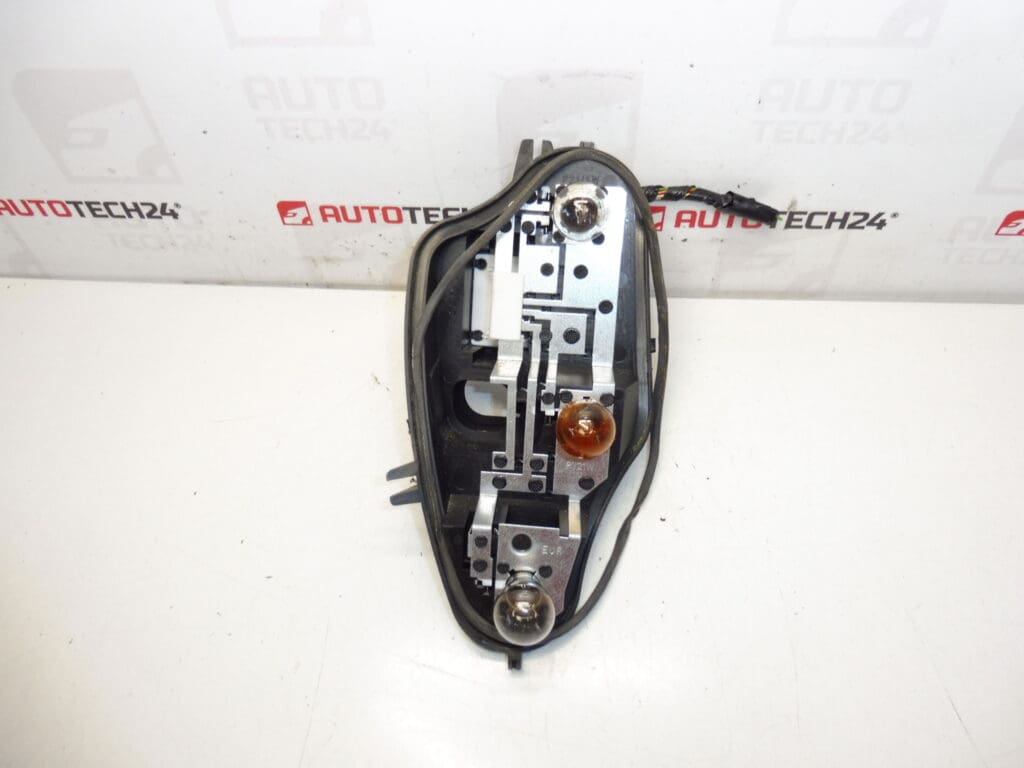 Guardabarros base faro trasero derecho Citroën C3 II 6351KQ