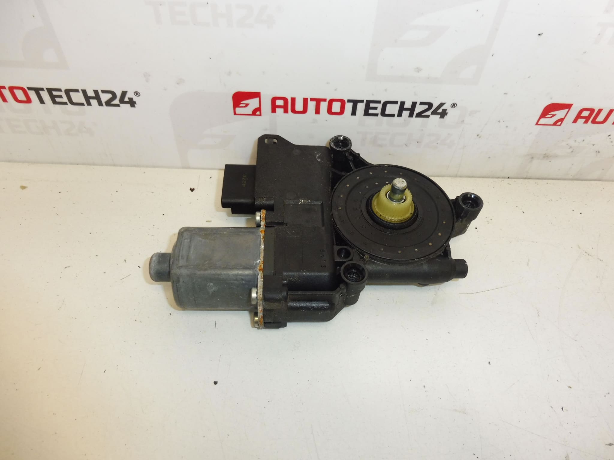 Motor de elevalunas eléctrico derecho Peugeot 308 9657247580 9222CW