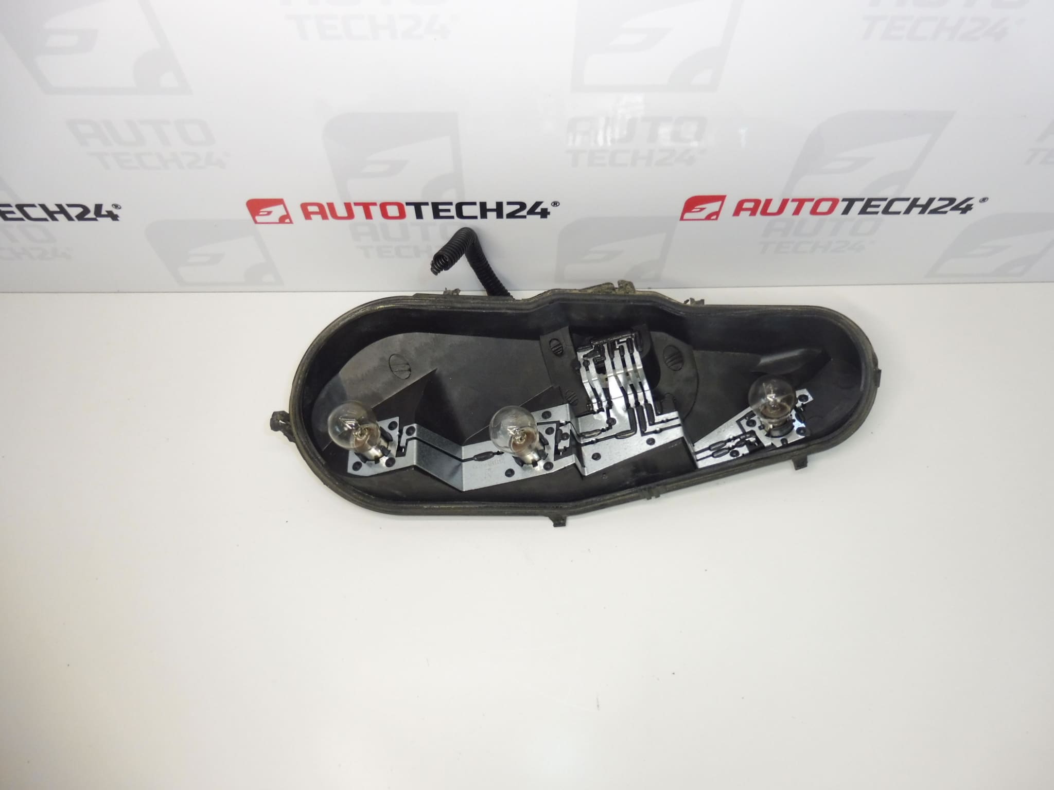 Portalámparas de la luz trasera derecha Citroën C1 Peugeot 107 1607990780