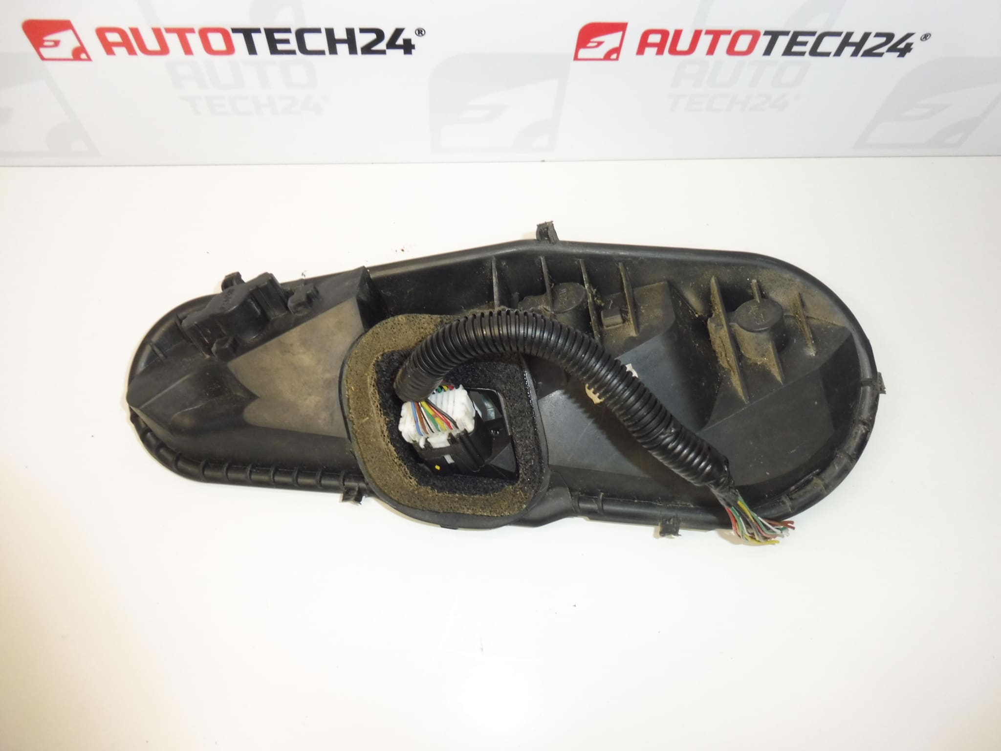 Portalámparas del piloto trasero izquierdo Citroën C1 Peugeot 107 1607990980 - Imagen 2